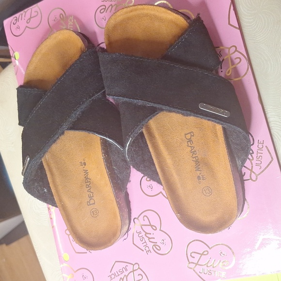 Absolutely adorable Girls Bear Paw Sandals - Picture 2 of 6